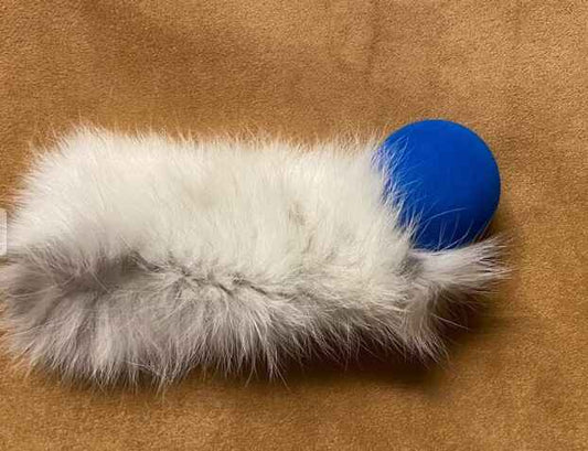 Ruohotupa pallo kaninkarvahännällä